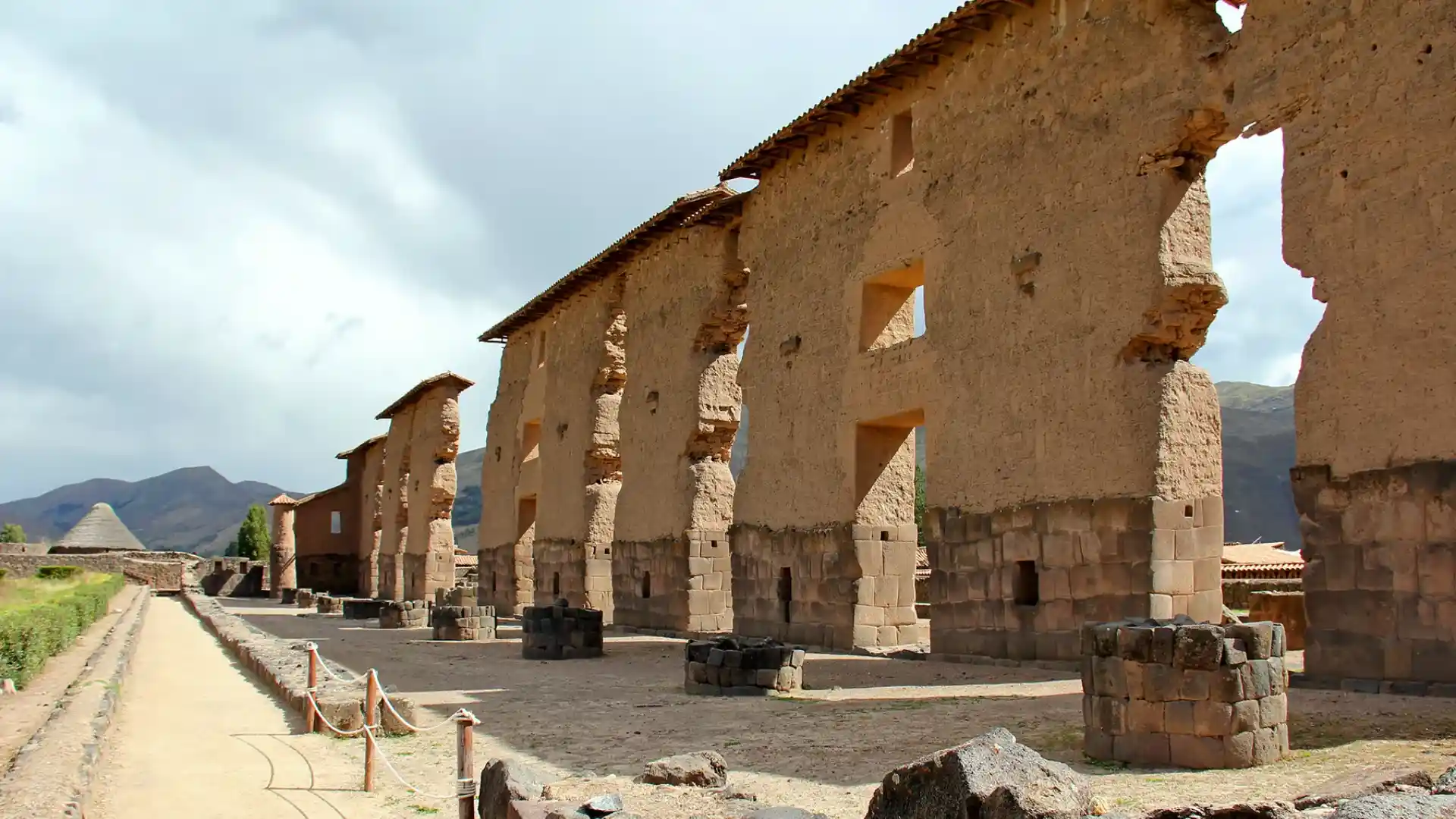 Ruinas del imponente Templo de Wiracocha en el complejo arqueológico de Raqchi.