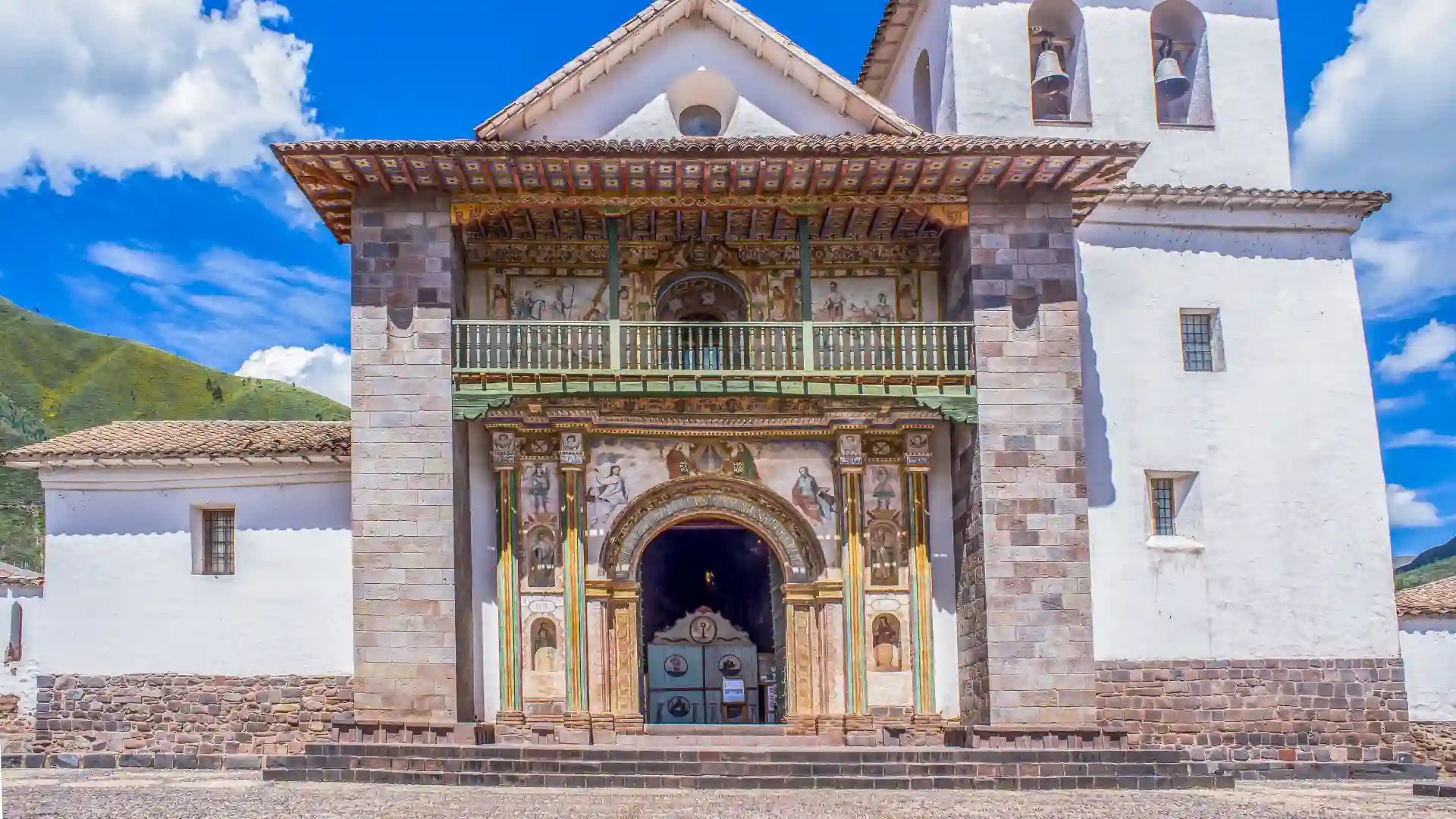 Interior barroco de la Iglesia de San Pedro Apóstol de Andahuaylillas. Tour Ruta del Sol Cusco a Puno