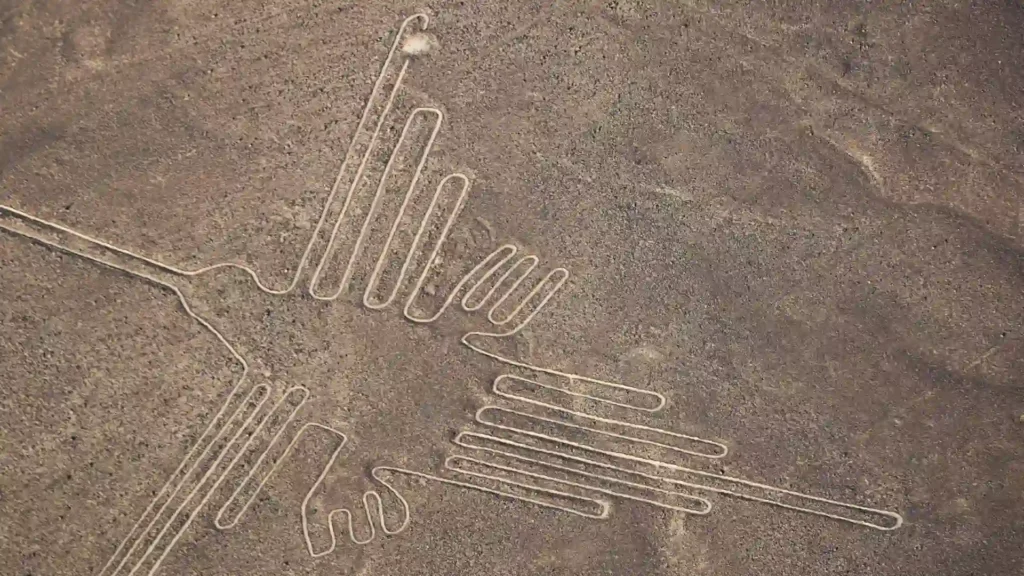 Sobrevuelo a las Líneas de Nazca desde Lima mostrando el geoglifo del colibrí.