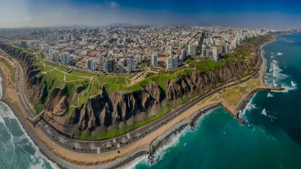 Vista panorámica de la Costa Verde, uno de los principales lugares para visitar en Lima.