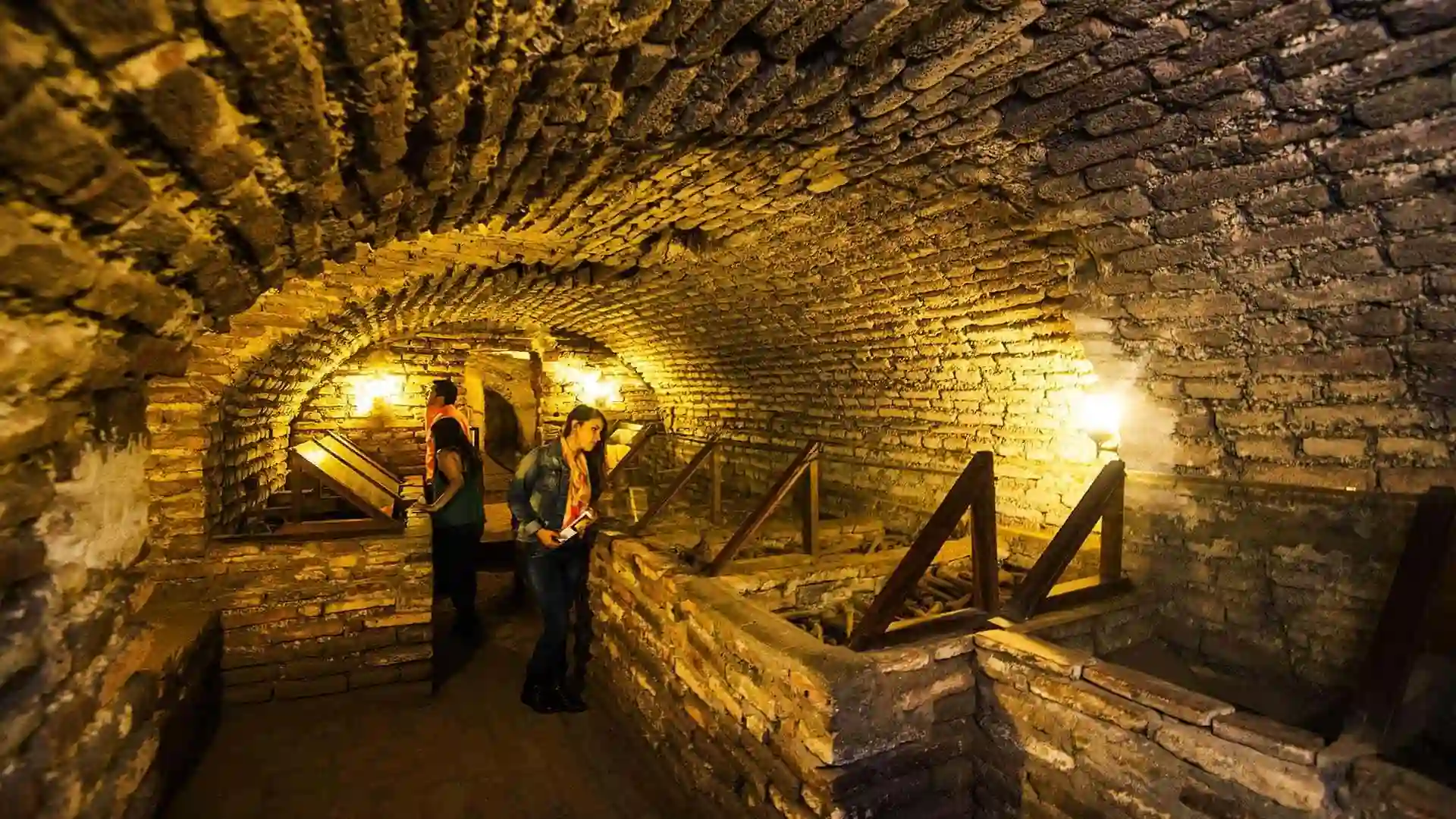Criptas y galerías subterráneas en las Catacumbas de San Francisco, Lima colonial.