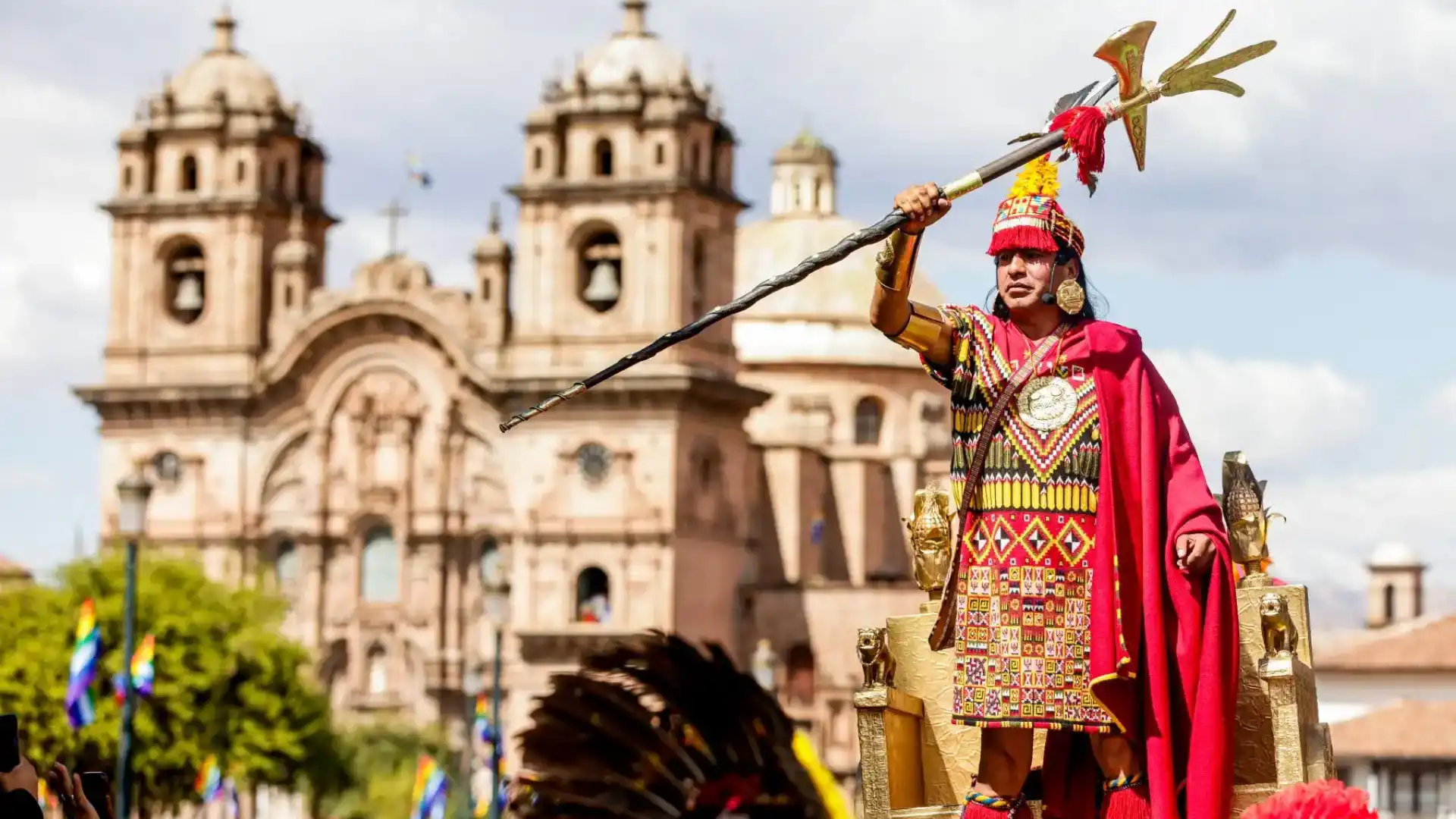 Multidão observando o Inti Raymi na Plaza de Armas de Cusco.