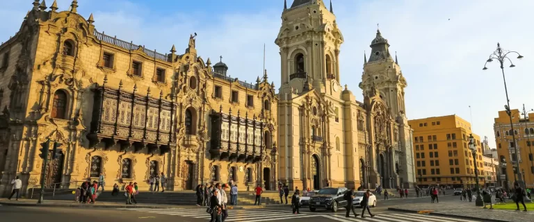 Guía Definitiva: Lima Colonial y el Barrio Bohemio de Barranco