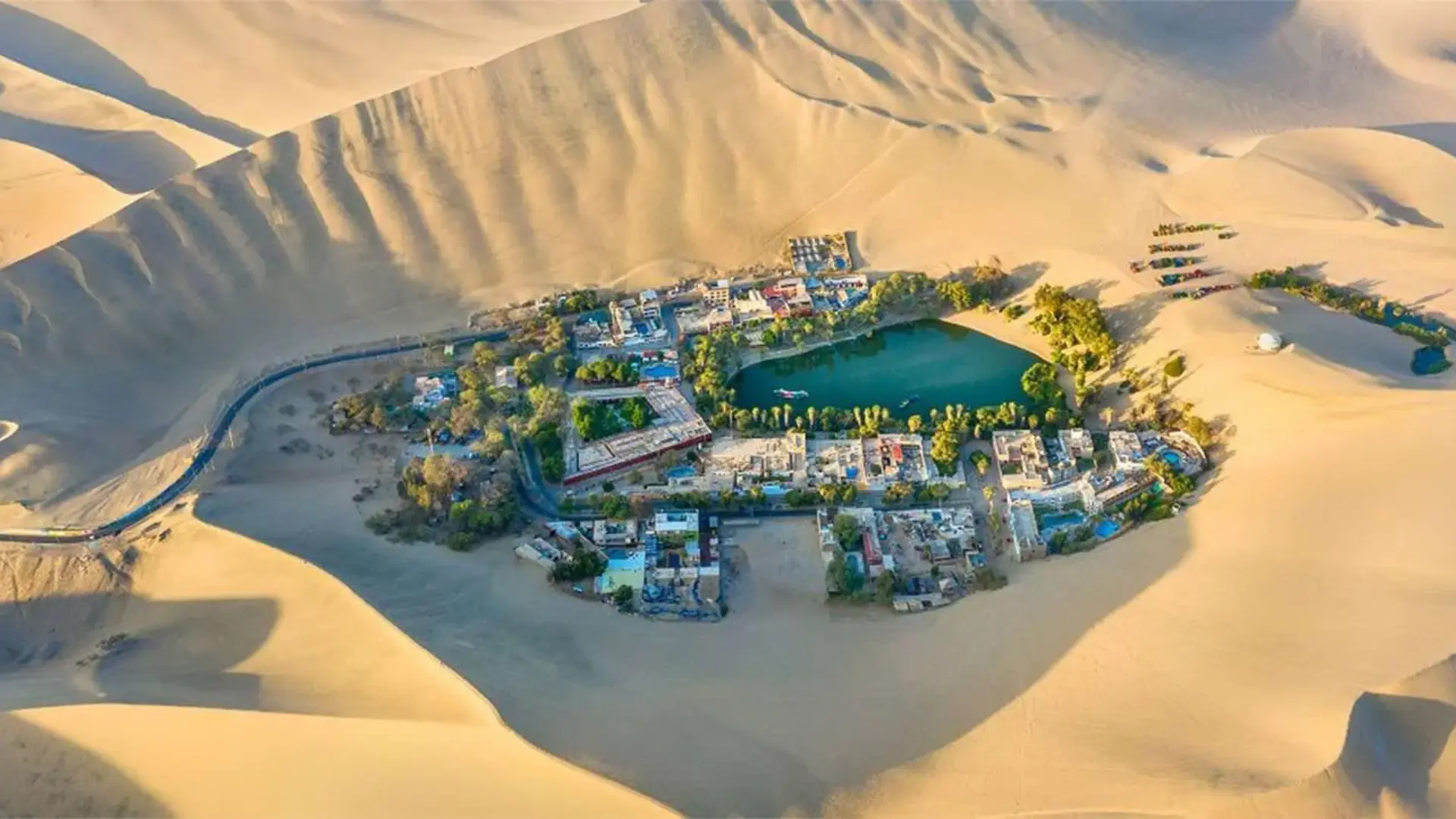 Vista panorámica del Oasis de Huacachina en el desierto de Ica.