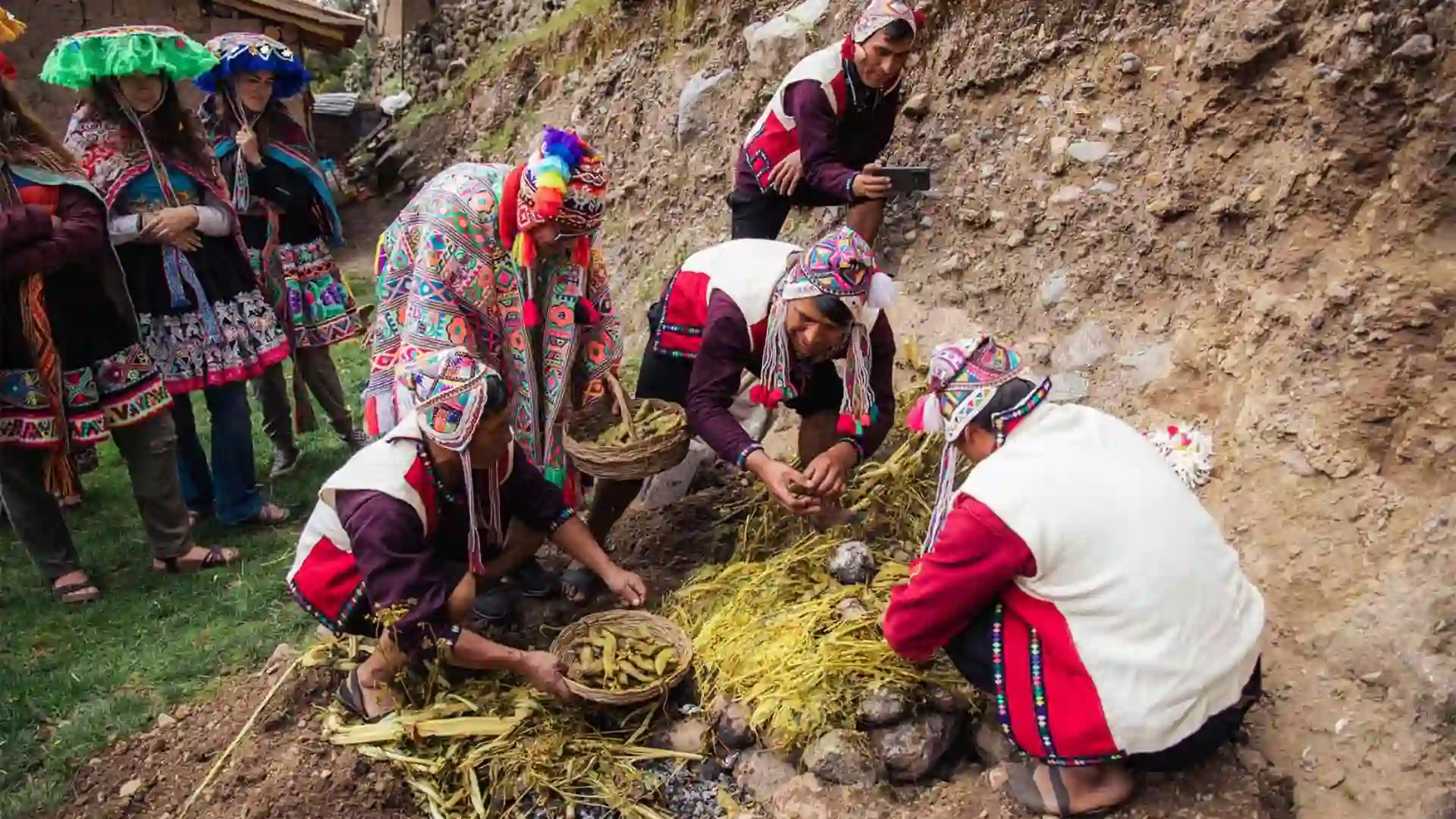 Preparación tradicional de la Pachamanca en la comunidad de Alhaca Suri.