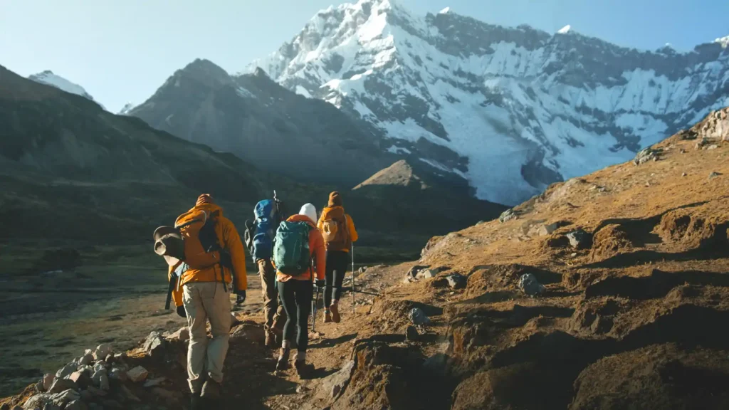 Turista realizando trekking en las montañas de Cusco durante el tour de 6 días.