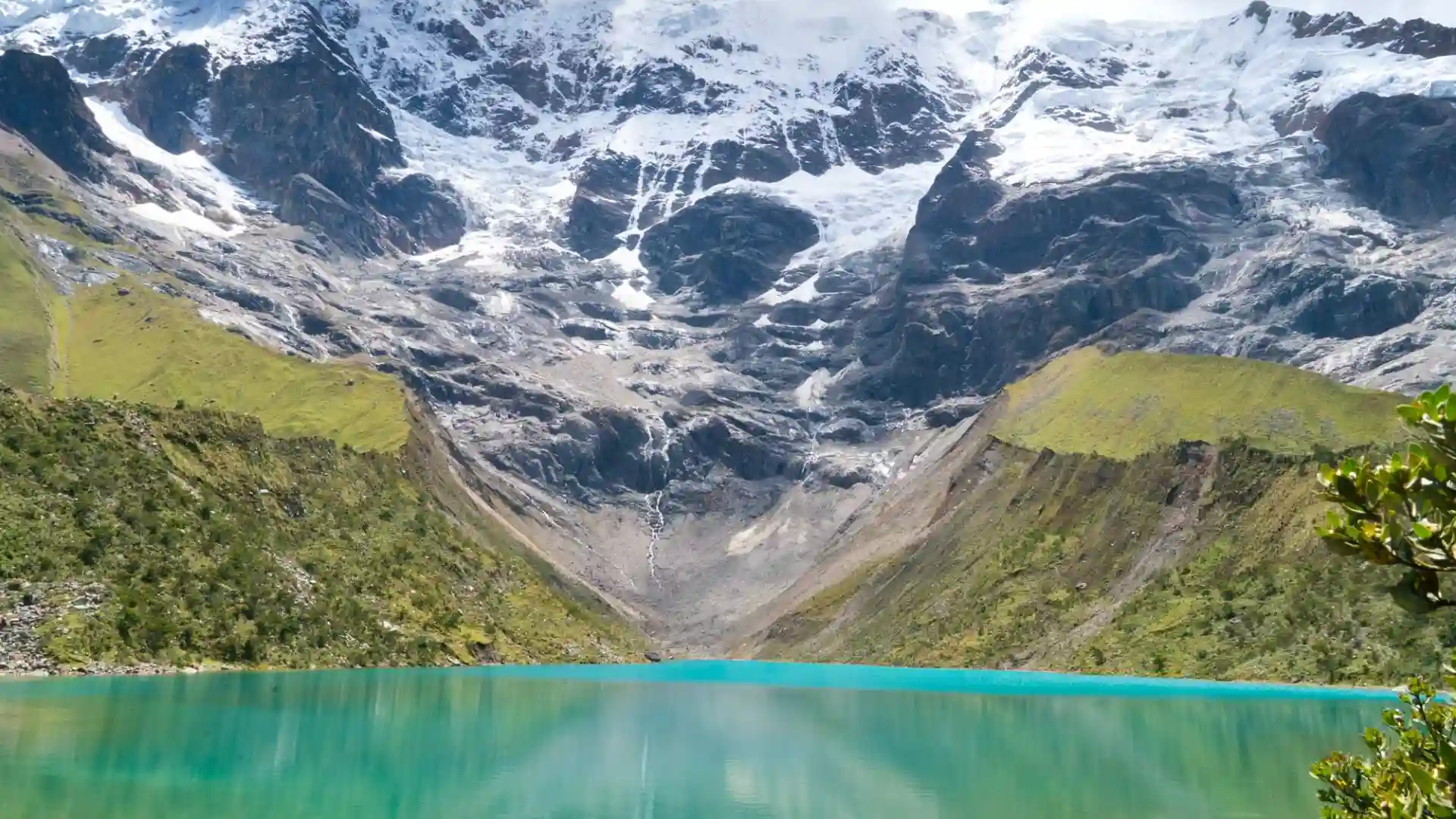 Senderismo hacia las aguas turquesas de la Laguna Humantay.