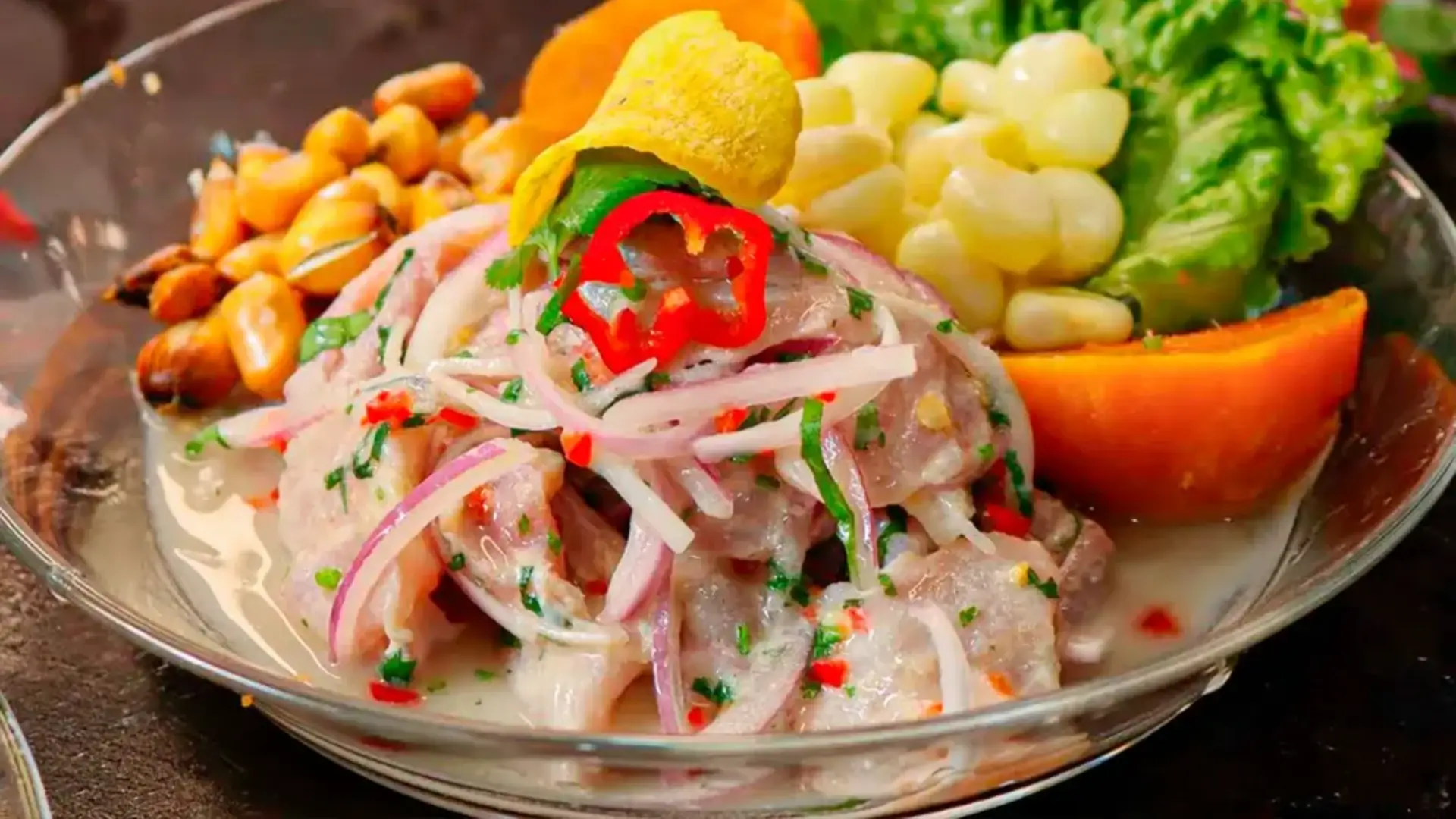 Auténtico ceviche peruano degustado durante un tour gastronómico en Lima.
