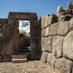 Turistas explorando la fortaleza de Sacsayhuamán durante el City Tour Cusco por la tarde.