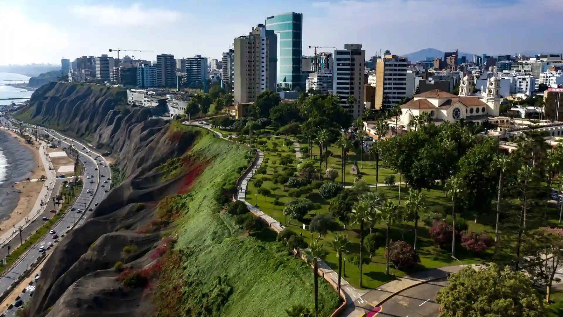 Turistas paseando por el Malecón de Miraflores durante un tour en Lima.