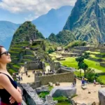 Vista del Santuario Histórico de Machu Picchu rodeado de neblina en la ceja de selva.