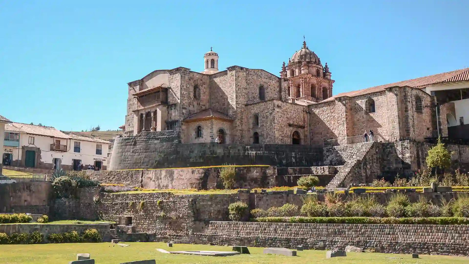 Muros incas originales en el Qorikancha y Convento de Santo Domingo, Cusco.