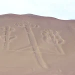 Misterioso geoglifo de más de cien metros grabado sobre la colina de arena de la península de Paracas