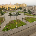 Plaza Mayor de Lima con el Palacio de Gobierno y la Catedral bajo el cielo limeño