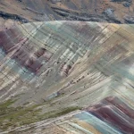 Cordillera de tres montañas de colores en Palccoyo con el bosque de piedras de fondo