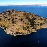 Andenería agrícola preinca y aguas de color azul intenso en la isla de Taquile en el Lago Titicaca