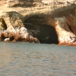 Arcos de roca marina poblados de lobos marinos y aves guaneras en las Islas Ballestas de Paracas