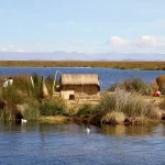 Viviendas tradicionales de totora en las islas flotantes de los Uros sobre el lago Titicaca en Puno