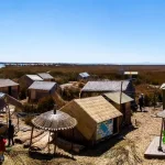 Panorámica de las islas flotantes de totora de los Uros sobre las aguas azules del Lago Titicaca en Puno