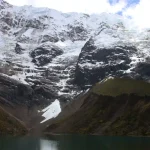Laguna Humantay de color esmeralda y glaciar colgante en Cusco