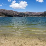 Paisaje natural de la laguna de Piuray con las montañas del Valle Sagrado de fondo