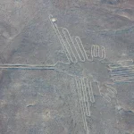 Geoglifo del Colibrí trazado en las pampas desérticas de Nazca en Ica, Perú