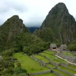 Vista panorámica de la ciudadela inca de Machu Picchu con Huayna Picchu al atardecer en Cusco