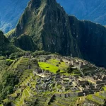 Vista panorámica icónica de Machu Picchu desde las terrazas superiores de la Casa del Guardián