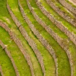Andenes concéntricos circulares incas utilizados como laboratorio de experimentación agrícola en Moray