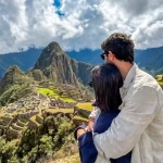Pareja disfrutando de un viaje romántico con vista panorámica a la ciudadela de Machu Picchu - Llamitas Travel