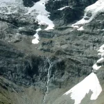 Aguas turquesas de la laguna Humantay reflejando el glaciar en Cusco