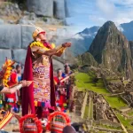 El Inca celebrando la fiesta del Inti Raymi con la ciudadela de Machu Picchu al fondo - Llamitas Travel