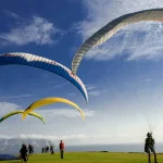 Parapente sobrevolando los acantilados de la Costa Verde y el Malecón de Miraflores frente al Pacífico