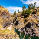 Puente colgante inca Q'eswachaka tejido a mano con fibra de ichu sobre el río Apurímac - Llamitas Travel