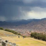 Baluartes megalíticos de piedra tallada en la fortaleza inca de Sacsayhuamán, Cusco