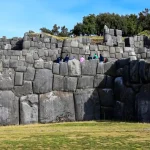 Bloques megalíticos de más de cien toneladas perfectamente ensamblados en Sacsayhuamán