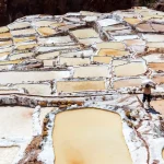Miles de pozas de evaporación de sal natural rosada en las laderas del cañón de Maras