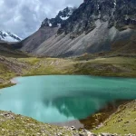 Lagunas turquesas y picos nevados del Ausangate en Cusco