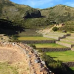 Andenes agrícolas y canales de agua ceremonial en el parque arqueológico de Tipón, Cusco