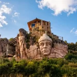 Escultura gigante de deidad andina tallada en piedra en la Morada de los Dioses, Cusco - Llamitas Travel