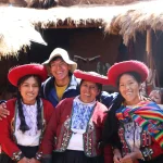Mujeres de la comunidad andina de Chinchero con trajes típicos tradicionales demostrando el arte textil