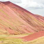 Extraordinario paisaje rojizo del Valle Rojo adyacente a Vinicunca en Cusco