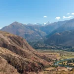 Pozas blancas de sal natural en las Salineras de Maras dentro del Valle Sagrado de los Incas