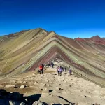 Espectaculares estratos de arcilla, arenisca y cuarzo que crean el arcoíris mineral de Vinicunca