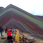 Estratos minerales de colores en la cima de Vinicunca en Cusco